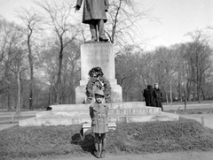 Magyarország, Budapest XIV., Városliget, Csengery Antal szobra a Damjanich utcával szemben (később az Almássy térre került)., 1943, Kurutz Márton, szobor, Budapest, Csengery Antal-ábrázolás, hátratett kéz, dupla soros kabát, Fortepan #10255