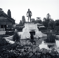 Hungary, Zoo, Budapest XIV., Tóth István Bosszú (A cro-magnoni előember) című szobra (1899)., 1943, Kurutz Márton, garden, sculpture, water surface, Budapest, nude figure, Fortepan #10256