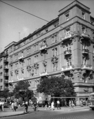 Magyarország, Budapest XIII., Szent István körút 2. számú sarokház, balra a Jászai Mari tér. A kép forrását kérjük így adja meg: Fortepan / Budapest Főváros Levéltára. Levéltári jelzet: HU_BFL_XV_19_c_11, 1960, Budapest Főváros Levéltára / Városrendezési és Építészeti Osztályának fényképei, A Fővárosi Tanács VB Városrendezési és Építészeti Osztályának, Ikarus 620/630, Budapest, élelmiszerbolt, Közért Vállalat, villamos, Fortepan #102588