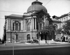 Magyarország, Budapest XIII., Szent István körút, Vígszínház (ekkor a Magyar Néphadsereg Színháza). A kép forrását kérjük így adja meg: Fortepan / Budapest Főváros Levéltára. Levéltári jelzet: HU_BFL_XV_19_c_11, 1960, Budapest Főváros Levéltára / Városrendezési és Építészeti Osztályának fényképei, A Fővárosi Tanács VB Városrendezési és Építészeti Osztályának, színház, Fellner és Helmer-terv, Budapest, Ferdinand Fellner Jr.-terv, Hermann Helmer-terv, sínpálya, Fortepan #102597