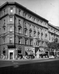 Magyarország, Budapest XIII., Szent István körút 18., balra a Hegedűs Gyula utca. A kép forrását kérjük így adja meg: Fortepan / Budapest Főváros Levéltára. Levéltári jelzet: HU_BFL_XV_19_c_11, 1960, Budapest Főváros Levéltára / Városrendezési és Építészeti Osztályának fényképei, A Fővárosi Tanács VB Városrendezési és Építészeti Osztályának, Budapest, zárterkély, sarokerkély, sínpálya, Fortepan #102600