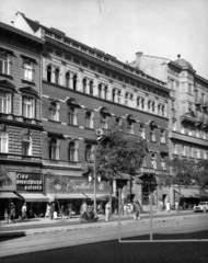 Hungary, Budapest XIII., Szent István körút 28. A kép forrását kérjük így adja meg: Fortepan / Budapest Főváros Levéltára. Levéltári jelzet: HU_BFL_XV_19_c_11, 1960, Budapest Főváros Levéltára / Városrendezési és Építészeti Osztályának fényképei, A Fővárosi Tanács VB Városrendezési és Építészeti Osztályának, shoe store, Budapest, tram stop, Fortepan #102607