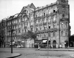 Hungary, Budapest V., Szent István körút 5., a Hollán Ernő (Fürst Sándor) utcából nézve. Jobbra a Falk Miksa (Néphadsereg) utca. A kép forrását kérjük így adja meg: Fortepan / Budapest Főváros Levéltára. Levéltári jelzet: HU_BFL_XV_19_c_11, 1960, Budapest Főváros Levéltára / Városrendezési és Építészeti Osztályának fényképei, A Fővárosi Tanács VB Városrendezési és Építészeti Osztályának, Budapest, hairdresser, candy store, Fortepan #102614