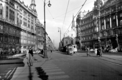 Hungary, Budapest V., Ferenciek tere (Felszabadulás tér) a Kossuth Lajos utca felé nézve. A kép forrását kérjük így adja meg: Fortepan / Budapest Főváros Levéltára. Levéltári jelzet: HU_BFL_XV_19_c_11, 1962, Budapest Főváros Levéltára / Városrendezési és Építészeti Osztályának fényképei, A Fővárosi Tanács VB Városrendezési és Építészeti Osztályának, Baroque-style, Catholic Church, Budapest, Franciscans, pedestrian, pylon, church, Fortepan #102662