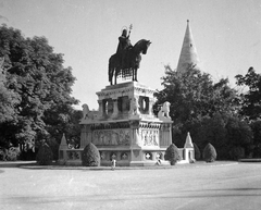 Hungary, Budapest I., Szentháromság tér, Szent István szobra (Stróbl Alajos, 1906.) a Halászbástyánál., 1943, Kurutz Márton, sculpture, horse sculpture, Saint Stephen I-portrayal, Budapest, Fortepan #10270