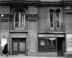 Hungary, Budapest XII., Nagyenyed utca 1. A kép forrását kérjük így adja meg: Fortepan / Budapest Főváros Levéltára. Levéltári jelzet: HU_BFL_XV_19_c_11, 1960, Budapest Főváros Levéltára / Városrendezési és Építészeti Osztályának fényképei, A Fővárosi Tanács VB Városrendezési és Építészeti Osztályának, Budapest, shoe repair, shoe manufacturing, Fortepan #102720