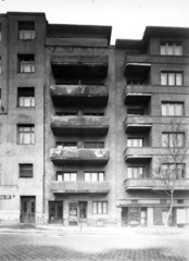 Magyarország, Budapest I., Attila út 75., 73. és 71. A kép forrását kérjük így adja meg: Fortepan / Budapest Főváros Levéltára. Levéltári jelzet: HU_BFL_XV_19_c_11, 1959, Budapest Főváros Levéltára / Városrendezési és Építészeti Osztályának fényképei, A Fővárosi Tanács VB Városrendezési és Építészeti Osztályának, villanyszerelő, Budapest, szemfelszedő, Fortepan #102738