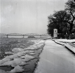 Hungary, Budapest XIII., Népsziget, Duna-part. Háttérben az Újpesti vasúti híd és a Palotai-sziget., 1943, Kurutz Márton, winter, railway bridge, ice breaking, Budapest, Fortepan #10275