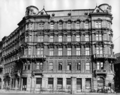 Hungary, Budapest VI., Bajcsy-Zsilinszky út, szemben az Andrássy út (Népköztársaság útja) és a Paulay Ede utca között a Stein-palota. A kép forrását kérjük így adja meg: Fortepan / Budapest Főváros Levéltára. Levéltári jelzet: HU_BFL_XV_19_c_11, 1960, Budapest Főváros Levéltára / Városrendezési és Építészeti Osztályának fényképei, A Fővárosi Tanács VB Városrendezési és Építészeti Osztályának, phone booth, newsstand, Budapest, Fortepan #102765