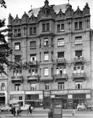 Magyarország, Budapest VII., Baross tér 15. A kép forrását kérjük így adja meg: Fortepan / Budapest Főváros Levéltára. Levéltári jelzet: HU_BFL_XV_19_c_11, 1958, Budapest Főváros Levéltára / Városrendezési és Építészeti Osztályának fényképei, A Fővárosi Tanács VB Városrendezési és Építészeti Osztályának, Budapest, épületdísz, erkély, bérház, étterem, pavilon, biztosító, illatszerbolt, cukrászda, Fortepan #102769