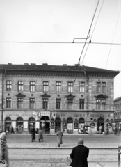 Magyarország, Budapest VII., Thököly út 6., Nefelejcs utca sarok a Keleti pályaudvar felől nézve. Fehér Ökör vendéglő. A kép forrását kérjük így adja meg: Fortepan / Budapest Főváros Levéltára. Levéltári jelzet: HU_BFL_XV_19_c_11, 1958, Budapest Főváros Levéltára / Városrendezési és Építészeti Osztályának fényképei, Vadas Ernő, vendéglő, órás, Budapest, divatáru, Fortepan #102771