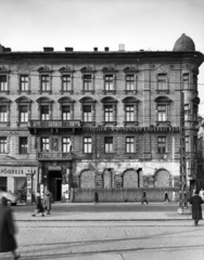 Magyarország, Budapest VII., Baross tér 14., jobbra a Bethlen Gábor utca. A kép forrását kérjük így adja meg: Fortepan / Budapest Főváros Levéltára. Levéltári jelzet: HU_BFL_XV_19_c_11, 1958, Budapest Főváros Levéltára / Városrendezési és Építészeti Osztályának fényképei, Vadas Ernő, neonreklám, Budapest, Fortepan #102773