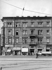 Magyarország, Budapest VII., Baross tér 13., Bethlen Gábor utca sarok. A kép forrását kérjük így adja meg: Fortepan / Budapest Főváros Levéltára. Levéltári jelzet: HU_BFL_XV_19_c_11, 1958, Budapest Főváros Levéltára / Városrendezési és Építészeti Osztályának fényképei, Vadas Ernő, teherautó, Budapest, trafik, húsbolt, Közért Vállalat, órás, egyenruha, utcaseprő, élelmiszerbolt, étterem, Fortepan #102774