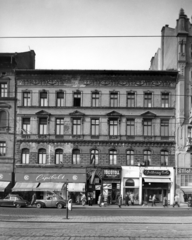 Magyarország, Budapest VII., Baross tér 16. A kép forrását kérjük így adja meg: Fortepan / Budapest Főváros Levéltára. Levéltári jelzet: HU_BFL_XV_19_c_11, 1958, Budapest Főváros Levéltára / Városrendezési és Építészeti Osztályának fényképei, Vadas Ernő, Budapest, cipőbolt, vetőmag, töltőtoll, Fortepan #102776