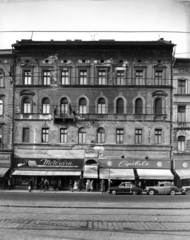 Magyarország, Budapest VII., Baross tér 17. A kép forrását kérjük így adja meg: Fortepan / Budapest Főváros Levéltára. Levéltári jelzet: HU_BFL_XV_19_c_11, 1958, Budapest Főváros Levéltára / Városrendezési és Építészeti Osztályának fényképei, Vadas Ernő, Budapest, művirágos, cipőbolt, rövidáru, Fortepan #102777