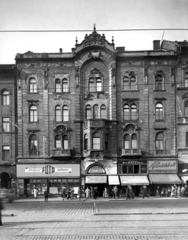 Magyarország, Budapest VII., Baross tér 18. A kép forrását kérjük így adja meg: Fortepan / Budapest Főváros Levéltára. Levéltári jelzet: HU_BFL_XV_19_c_11, 1958, Budapest Főváros Levéltára / Városrendezési és Építészeti Osztályának fényképei, Vadas Ernő, Budapest, épületdísz, bérház, árnyékoló, ajándékbolt, ruhaüzlet, harisnyabolt, fotószaküzlet, Fortepan #102778