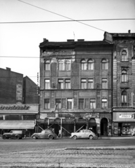 Magyarország, Budapest VII., Baross tér 19. A kép forrását kérjük így adja meg: Fortepan / Budapest Főváros Levéltára. Levéltári jelzet: HU_BFL_XV_19_c_11, 1958, Budapest Főváros Levéltára / Városrendezési és Építészeti Osztályának fényképei, Vadas Ernő, Budapest, automobil, borozó, órás, sportbolt, állvány, postaláda, söröző, Fortepan #102779