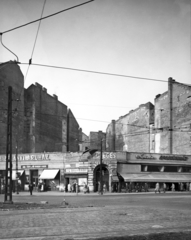 Magyarország, Budapest VII., Baross tér 20-21. A kép forrását kérjük így adja meg: Fortepan / Budapest Főváros Levéltára. Levéltári jelzet: HU_BFL_XV_19_c_11, 1958, Budapest Főváros Levéltára / Városrendezési és Építészeti Osztályának fényképei, Vadas Ernő, Budapest, trafik, sportbolt, üveges, Bizományi Áruház Vállalat, tűzfal, Fortepan #102780