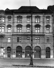 Magyarország, Budapest VIII., Baross tér 4-5., Fiumei (Mező Imre) út sarok. A kép forrását kérjük így adja meg: Fortepan / Budapest Főváros Levéltára. Levéltári jelzet: HU_BFL_XV_19_c_11, 1958, Budapest Főváros Levéltára / Városrendezési és Építészeti Osztályának fényképei, Vadas Ernő, Budapest, kváderkő, bérház, Fortepan #102781