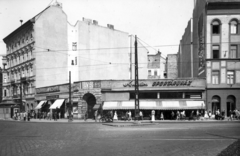 Magyarország, Budapest VII., Baross tér 20-21. A kép forrását kérjük így adja meg: Fortepan / Budapest Főváros Levéltára. Levéltári jelzet: HU_BFL_XV_19_c_11, 1957, Budapest Főváros Levéltára / Városrendezési és Építészeti Osztályának fényképei, A Fővárosi Tanács VB Városrendezési és Építészeti Osztályának, üveges, Bizományi Áruház Vállalat, Budapest, sportbolt, Fortepan #102784