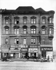 Magyarország, Budapest VIII., Baross tér 5. A kép forrását kérjük így adja meg: Fortepan / Budapest Főváros Levéltára. Levéltári jelzet: HU_BFL_XV_19_c_11, 1958, Budapest Főváros Levéltára / Városrendezési és Építészeti Osztályának fényképei, Vadas Ernő, Budapest, Patyolat Vállalat, sarokház, zárterkély, Édességbolt, golyónyom, órás, sportbolt, Fortepan #102785