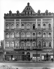 Magyarország, Budapest VIII., Baross tér 6. A kép forrását kérjük így adja meg: Fortepan / Budapest Főváros Levéltára. Levéltári jelzet: HU_BFL_XV_19_c_11, 1958, Budapest Főváros Levéltára / Városrendezési és Építészeti Osztályának fényképei, Vadas Ernő, Budapest, fényképész, borozó, Fortepan #102787