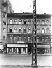 Magyarország, Budapest VIII., Baross tér 9. A kép forrását kérjük így adja meg: Fortepan / Budapest Főváros Levéltára. Levéltári jelzet: HU_BFL_XV_19_c_11, 1958, Budapest Főváros Levéltára / Városrendezési és Építészeti Osztályának fényképei, Vadas Ernő, Budapest, munkaruha bolt, felirat, bőrruha, önkiszolgáló, Közért Vállalat, Fortepan #102788