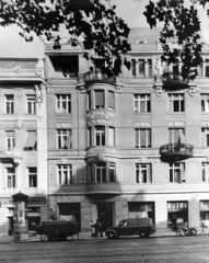 Magyarország, Budapest XI., Bartók Béla út 18. A kép forrását kérjük így adja meg: Fortepan / Budapest Főváros Levéltára. Levéltári jelzet: HU_BFL_XV_19_c_11, 1958, Budapest Főváros Levéltára / Városrendezési és Építészeti Osztályának fényképei, A Fővárosi Tanács VB Városrendezési és Építészeti Osztályának, Budapest, hirdetőoszlop, háztartási bolt, furgon, Bútorbolt, kompresszor, Fortepan #102796