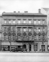 Magyarország, Budapest XI., Bartók Béla út 23. A kép forrását kérjük így adja meg: Fortepan / Budapest Főváros Levéltára. Levéltári jelzet: HU_BFL_XV_19_c_11, 1957, Budapest Főváros Levéltára / Városrendezési és Építészeti Osztályának fényképei, A Fővárosi Tanács VB Városrendezési és Építészeti Osztályának, Budapest, bérház, teherautó, Közért Vállalat, Fortepan #102799