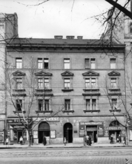 Magyarország, Budapest XI., Bartók Béla út 37. A kép forrását kérjük így adja meg: Fortepan / Budapest Főváros Levéltára. Levéltári jelzet: HU_BFL_XV_19_c_11, 1957, Budapest Főváros Levéltára / Városrendezési és Építészeti Osztályának fényképei, A Fővárosi Tanács VB Városrendezési és Építészeti Osztályának, Budapest, bérház, órás, fényképész, Bizományi Áruház Vállalat, Fortepan #102801