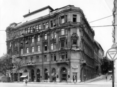 Magyarország, Budapest XI., Bartók Béla út 1., jobbra a Kemenes utca. A sarkon a Szeged Étterem. A kép forrását kérjük így adja meg: Fortepan / Budapest Főváros Levéltára. Levéltári jelzet: HU_BFL_XV_19_c_11, 1957, Budapest Főváros Levéltára / Városrendezési és Építészeti Osztályának fényképei, A Fővárosi Tanács VB Városrendezési és Építészeti Osztályának, étterem, Édességbolt, Budapest, Fortepan #102803