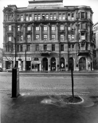 Magyarország, Budapest XI., Bartók Béla út 1., jobbra a Kemenes utca. A sarkon a Szeged Étterem. A kép forrását kérjük így adja meg: Fortepan / Budapest Főváros Levéltára. Levéltári jelzet: HU_BFL_XV_19_c_11, 1958, Budapest Főváros Levéltára / Városrendezési és Építészeti Osztályának fényképei, Vadas Ernő, Budapest, épületdísz, taxiállomás, facsemete, papírbolt, Édességbolt, Fortepan #102804