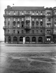 Magyarország, Budapest XI., a Szent Gellért tér 3-as számú ház Bartók Béla úti oldala, balra a Szent Gellért tér. A kép forrását kérjük így adja meg: Fortepan / Budapest Főváros Levéltára. Levéltári jelzet: HU_BFL_XV_19_c_11, 1958, Budapest Főváros Levéltára / Városrendezési és Építészeti Osztályának fényképei, Vadas Ernő, Budapest, graffiti, zárterkély, kváderkő, Fortepan #102805