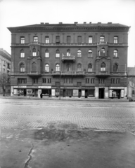 Magyarország, Budapest XI., Bartók Béla út 9., balra az Orlay utca. A kép forrását kérjük így adja meg: Fortepan / Budapest Főváros Levéltára. Levéltári jelzet: HU_BFL_XV_19_c_11, 1958, Budapest Főváros Levéltára / Városrendezési és Építészeti Osztályának fényképei, Vadas Ernő, Budapest, virágbolt, fodrászat, Ibusz, gépkölcsönző, Fortepan #102807