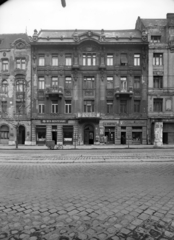 Magyarország, Budapest XI., Bartók Béla út 16. A kép forrását kérjük így adja meg: Fortepan / Budapest Főváros Levéltára. Levéltári jelzet: HU_BFL_XV_19_c_11, 1958, Budapest Főváros Levéltára / Városrendezési és Építészeti Osztályának fényképei, Vadas Ernő, Budapest, vakolatdísz, trafik, hirdetőoszlop, tricikli, háztartási bolt, húsbolt, épületdísz, Fortepan #102812