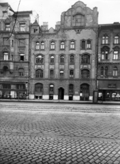 Magyarország, Budapest XI., Bartók Béla út 40. A kép forrását kérjük így adja meg: Fortepan / Budapest Főváros Levéltára. Levéltári jelzet: HU_BFL_XV_19_c_11, 1958, Budapest Főváros Levéltára / Városrendezési és Építészeti Osztályának fényképei, Vadas Ernő, Budapest, golyónyom, borozó, Fortepan #102818