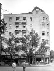 Magyarország, Budapest XI., Bartók Béla út 41., jobbra a Ménesi út. A kép forrását kérjük így adja meg: Fortepan / Budapest Főváros Levéltára. Levéltári jelzet: HU_BFL_XV_19_c_11, 1958, Budapest Főváros Levéltára / Városrendezési és Építészeti Osztályának fényképei, A Fővárosi Tanács VB Városrendezési és Építészeti Osztályának, Budapest, sarokház, zöldséges, Keravill, kerékpáralkatrész, Fortepan #102819