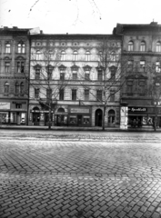 Magyarország, Budapest XI., Bartók Béla út 44. A kép forrását kérjük így adja meg: Fortepan / Budapest Főváros Levéltára. Levéltári jelzet: HU_BFL_XV_19_c_11, 1958, Budapest Főváros Levéltára / Városrendezési és Építészeti Osztályának fényképei, Vadas Ernő, Budapest, villamossági szaküzlet, órás, sportbolt, Fortepan #102821