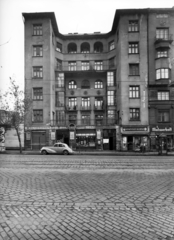 Magyarország, Budapest XI., Bartók Béla út 50. A kép forrását kérjük így adja meg: Fortepan / Budapest Főváros Levéltára. Levéltári jelzet: HU_BFL_XV_19_c_11, 1958, Budapest Főváros Levéltára / Városrendezési és Építészeti Osztályának fényképei, Vadas Ernő, Budapest, erkély, automobil, Csemege vállalat, illatszerbolt, húsbolt, háziipar, Fortepan #102823