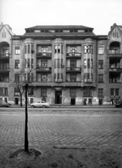 Magyarország, Budapest XI., Bartók Béla út 59. A kép forrását kérjük így adja meg: Fortepan / Budapest Főváros Levéltára. Levéltári jelzet: HU_BFL_XV_19_c_11, 1957, Budapest Főváros Levéltára / Városrendezési és Építészeti Osztályának fényképei, A Fővárosi Tanács VB Városrendezési és Építészeti Osztályának, Budapest, bérház, erkély, facsemete, zárterkély, Fortepan #102825