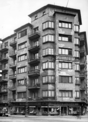 Magyarország, Budapest II., Margit körút (Mártírok útja) - Bem József utca sarok. A kép forrását kérjük így adja meg: Fortepan / Budapest Főváros Levéltára. Levéltári jelzet: HU_BFL_XV_19_c_11, 1958, Budapest Főváros Levéltára / Városrendezési és Építészeti Osztályának fényképei, A Fővárosi Tanács VB Városrendezési és Építészeti Osztályának, Budapest, zöldséges, bérház, cégtábla, Fortepan #102846