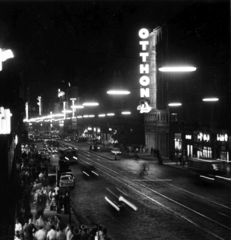 Magyarország, Budapest VIII.,Budapest VII., Rákóczi út a Baross tér felől nézve, szemben az Otthon Áruház az Alsó erdősor sarkán. A kép forrását kérjük így adja meg: Fortepan / Budapest Főváros Levéltára. Levéltári jelzet: HU_BFL_XV_19_c_11, 1964, Budapest Főváros Levéltára / Városrendezési és Építészeti Osztályának fényképei, A Fővárosi Tanács VB Városrendezési és Építészeti Osztályának, Budapest, neonreklám, éjszaka, Fortepan #102853