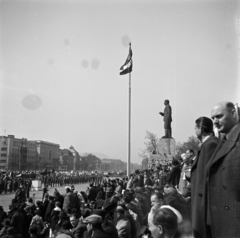 Magyarország, Budapest XIV., Ötvenhatosok tere (Sztálin tér), Sztálin szobor, 1955 április 4., 1955, Kurutz Márton, szobor, politikai dekoráció, felvonulás, április 4, Sztálin ábrázolás, Budapest, Fortepan #10286