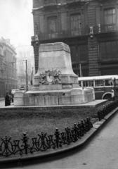 Magyarország, Budapest V., Ferenciek tere (Felszabadulás tér), balra a Duna utca, szemben az 1945. május 6-án ledöntött Werbőczy István szobrának talapzata. A kép forrását kérjük így adja meg: Fortepan / Budapest Főváros Levéltára. Levéltári jelzet: HU_BFL_XV_19_c_11, 1958, Budapest Főváros Levéltára / Városrendezési és Építészeti Osztályának fényképei, A Fővárosi Tanács VB Városrendezési és Építészeti Osztályának, talapzat, Budapest, Fortepan #102863