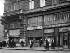 Magyarország, Budapest V., Ferenciek tere (Felszabadulás tér) 2. A kép forrását kérjük így adja meg: Fortepan / Budapest Főváros Levéltára. Levéltári jelzet: HU_BFL_XV_19_c_11, 1958, Budapest Főváros Levéltára / Városrendezési és Építészeti Osztályának fényképei, A Fővárosi Tanács VB Városrendezési és Építészeti Osztályának, Budapest, telefonfülke, jelzőlámpa, ruhajavító, gyümölcs, Fortepan #102864