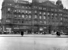 Magyarország, Budapest V., Ferenciek tere (Felszabadulás tér) 2., Királyi Bérpalota. A kép forrását kérjük így adja meg: Fortepan / Budapest Főváros Levéltára. Levéltári jelzet: HU_BFL_XV_19_c_11, 1958, Budapest Főváros Levéltára / Városrendezési és Építészeti Osztályának fényképei, A Fővárosi Tanács VB Városrendezési és Építészeti Osztályának, Csemege vállalat, Budapest, eszpresszó, virágbolt, járdasziget, cukrászda, Fortepan #102865