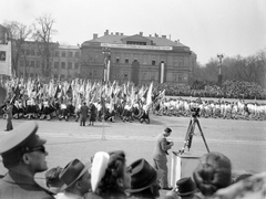 Magyarország, Budapest XIV.,Budapest VII., a mai Ötvenhatosok tere (Sztálin tér), április 4-i ünnepség. Háttérben a Dózsa György a Városligeti (Gorkij) fasor sarkán álló ház., 1955, Kurutz Márton, úttörő, zászló, politikai dekoráció, felvonulás, filmkamera, katona, április 4, Budapest, Fortepan #10287