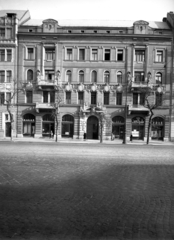 Magyarország, Budapest IX., Ferenc körút 27. A kép forrását kérjük így adja meg: Fortepan / Budapest Főváros Levéltára. Levéltári jelzet: HU_BFL_XV_19_c_11, 1958, Budapest Főváros Levéltára / Városrendezési és Építészeti Osztályának fényképei, A Fővárosi Tanács VB Városrendezési és Építészeti Osztályának, Budapest, épületdísz, illatszerbolt, kalapos, tejbolt, fűző, Fortepan #102872