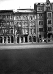 Magyarország, Budapest IX., Ferenc körút 31. A kép forrását kérjük így adja meg: Fortepan / Budapest Főváros Levéltára. Levéltári jelzet: HU_BFL_XV_19_c_11, 1958, Budapest Főváros Levéltára / Városrendezési és Építészeti Osztályának fényképei, A Fővárosi Tanács VB Városrendezési és Építészeti Osztályának, Budapest, zárterkély, bőrdíszműves, kötőde, Fortepan #102874