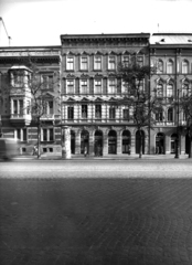 Magyarország, Budapest IX., Ferenc körút 33. A kép forrását kérjük így adja meg: Fortepan / Budapest Főváros Levéltára. Levéltári jelzet: HU_BFL_XV_19_c_11, 1958, Budapest Főváros Levéltára / Városrendezési és Építészeti Osztályának fényképei, A Fővárosi Tanács VB Városrendezési és Építészeti Osztályának, Budapest, épületdísz, cipőbolt, zárterkély, Fortepan #102875